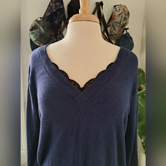 Motherhood Maternity Blue V-neck Shirt Size Medium - Picture 9 of 9